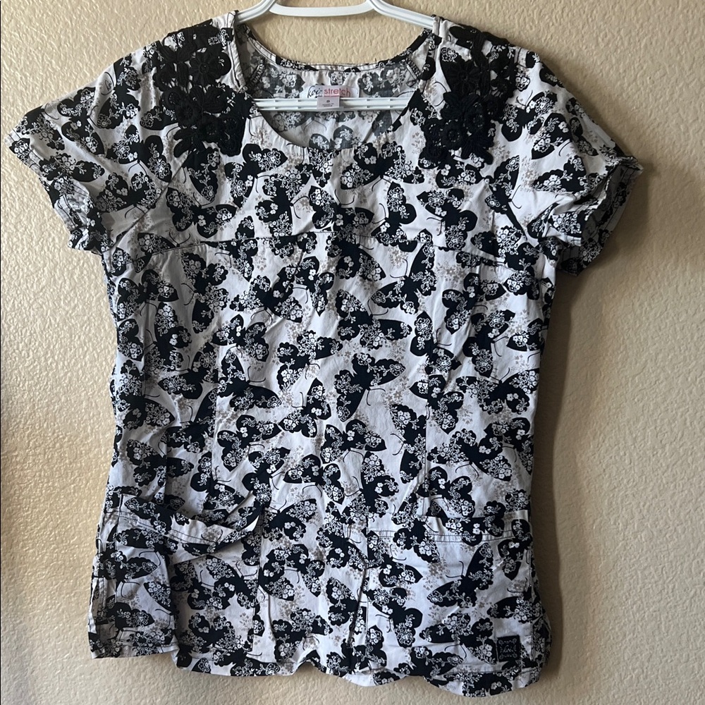 Koi Black and White Patterned Scrub top